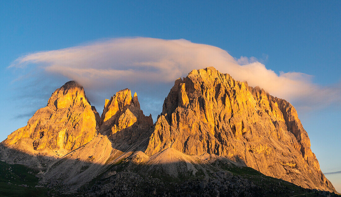 Langkofel Langkofelgruppe bei Sonnenaufgang vom Sellajoch, Fassatal, Trentino Südtirol, Dolomiten, Italien.