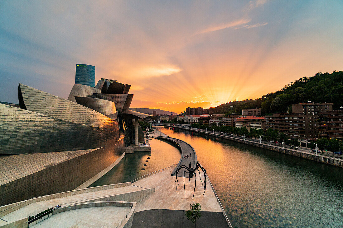 Guggenheim-Museum bei Sonnenuntergang von der La Salve-Brücke aus. Bilbao, Baskenland, Spanien, Europa.