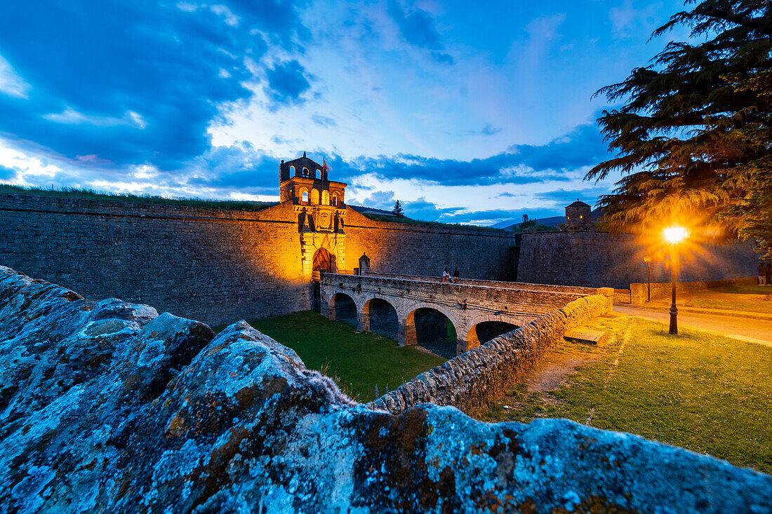 Die mittelalterliche Zitadelle von Jaca bei Nacht. Jaca, Region Aragonien, Spanien, Europa.