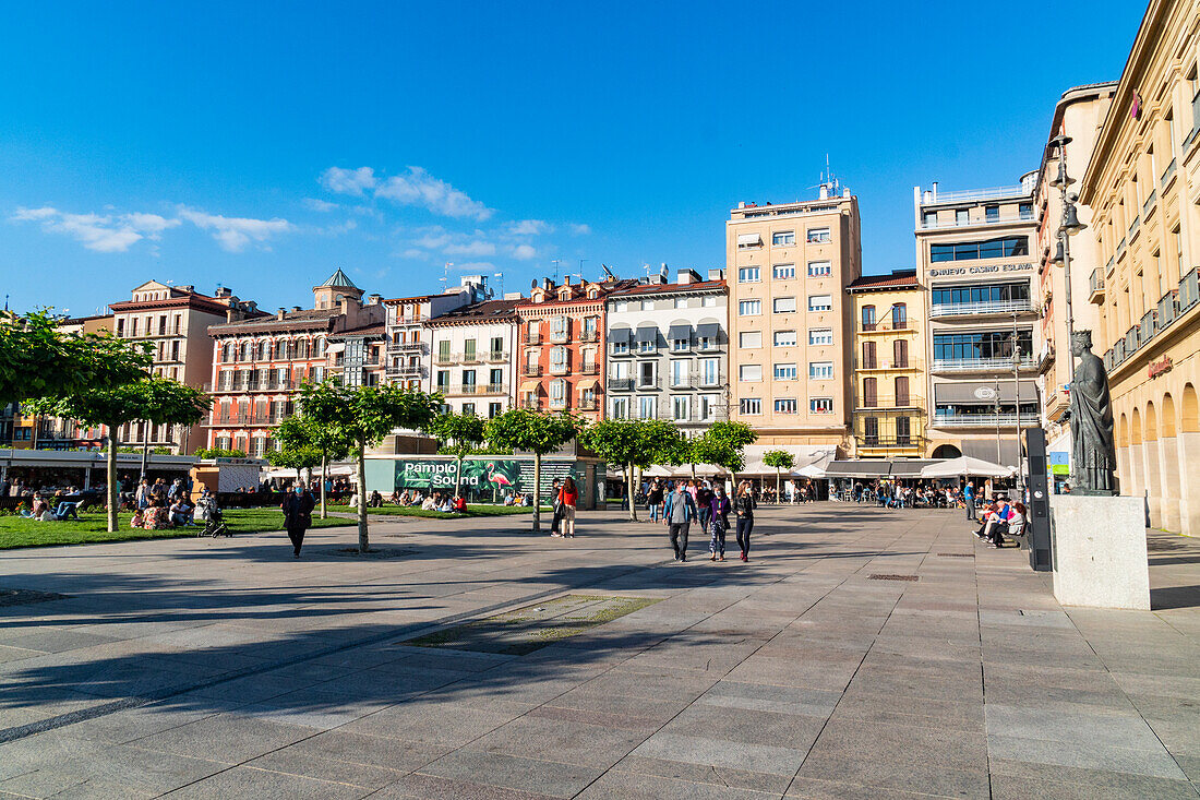 Stadtbild der Plaza del Castillo im historischen Zentrum von Pamplona. Pamplona, Region Navarra, Spanien, Europa.
