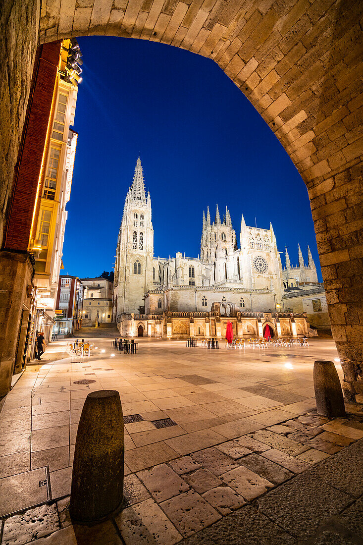 Die gotische Kathedrale Santa Maria in Burgos bei Nacht vom Bogen Santa Maria aus. Burgos, Kastilien und León, Spanien, Europa.