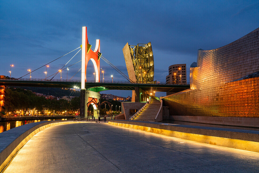 Guggenheim und Puente la Salve bei Nacht in Bilbao. Bilbao, Baskenland, Spanien, Europa.
