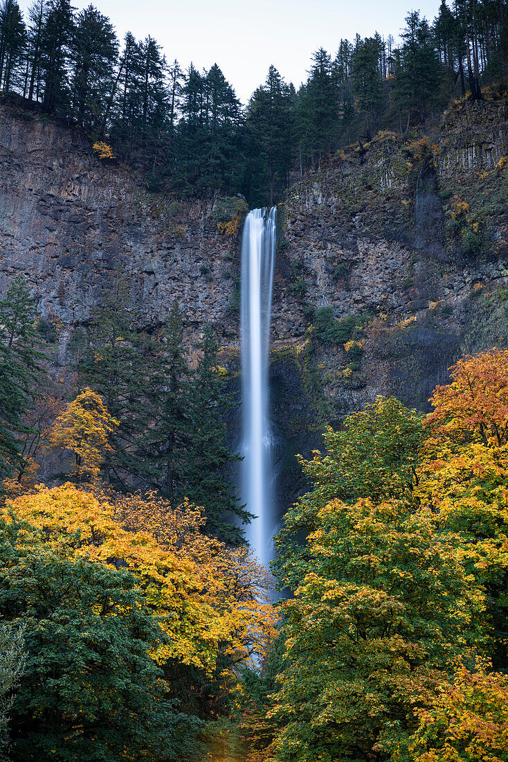 Multnomah Falls im Herbst. Cascade Locks, Landkreis Multnomah, Oregon, USA.
