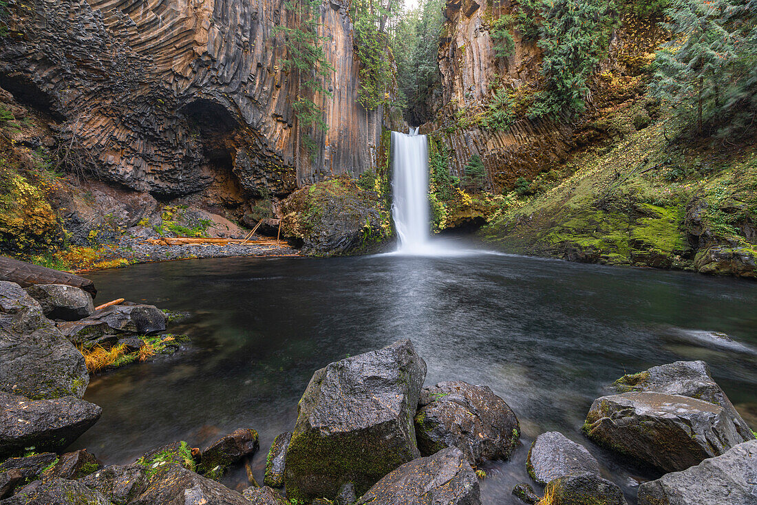 Toketee Falls in autumn. Douglas county, Oregon, USA.