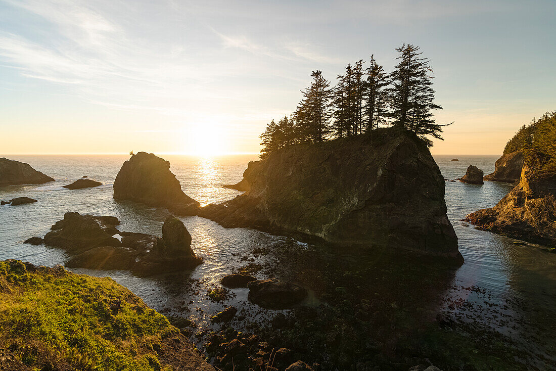 Landschaft bei Sonnenuntergang am Second Beach, Teil des Samuel H. Boardman Scenic Corridor State Park. Brookings, Landkreis Curry, Oregon, USA.