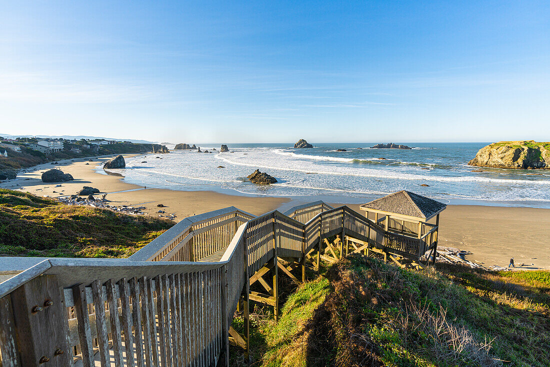 Boardwalk to Bandon beach at Coquille Point. Bandon, Coos county, Oregon, USA.