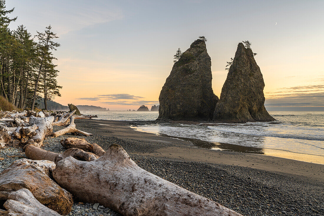 Sonnenuntergang am Rialto Beach. La Push, Landkreis Clallam, Bundesstaat Washigton, USA.