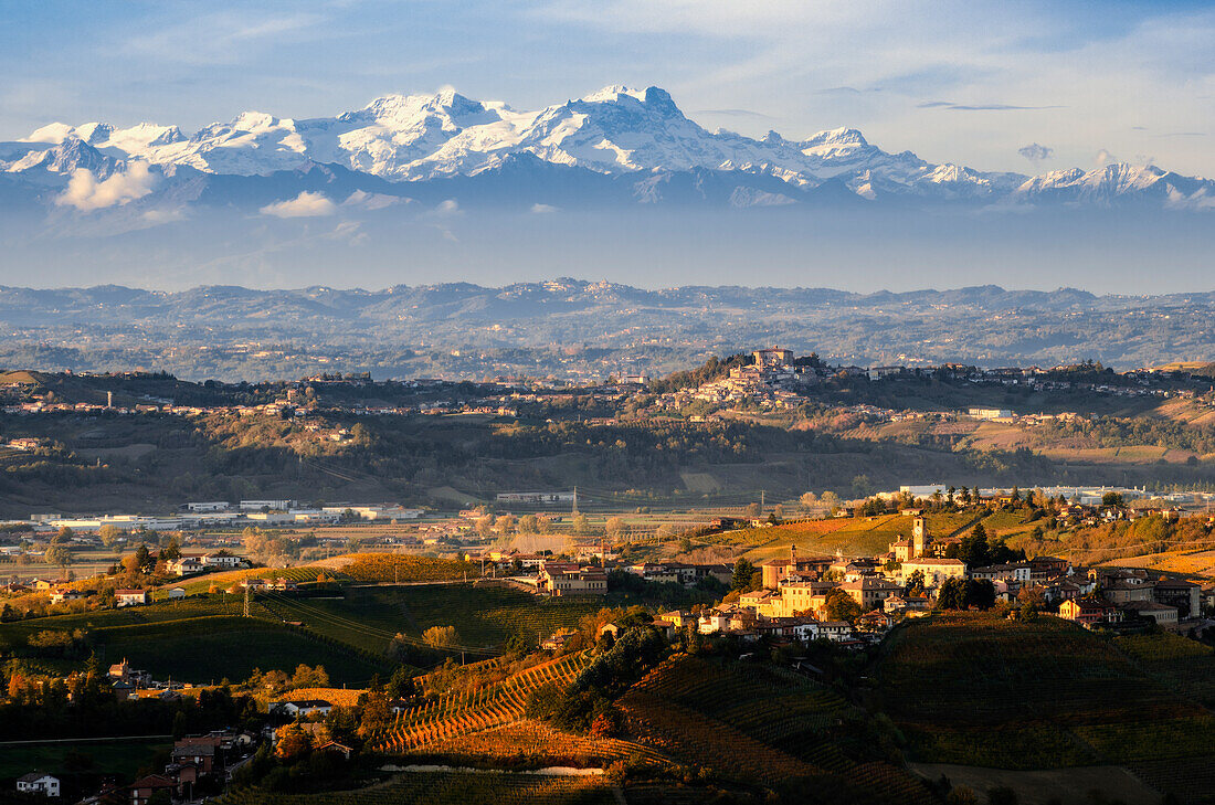 Aussichtspunkt von Neviglie über das gesamte Piemont von Neive in Langhe bis zum Monte Rosa bei der Schweiz, vorbei an Govone, Piemont, Italien