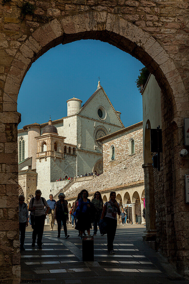 Touristen besuchen die Basilika San Francesco d'Assisi. Assisi, Provinz Perugia, Umbrien, Italien, Europa