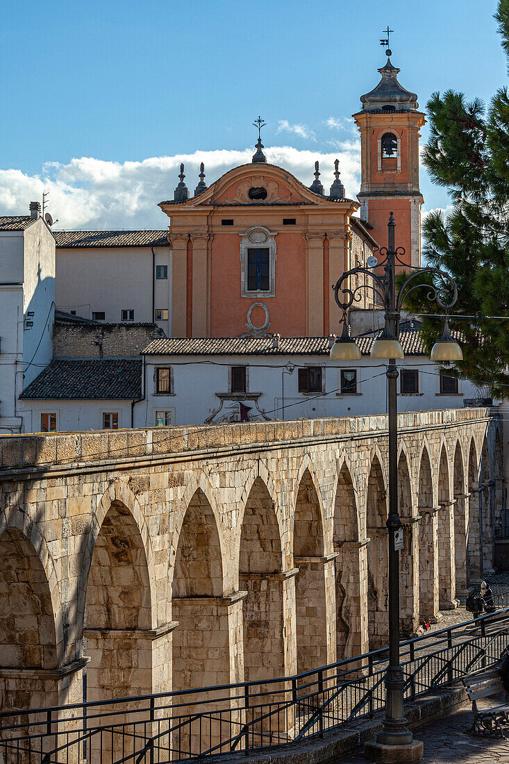 Sulmona, Kirche Santa Chiara und mittelalterliches Aquädukt. Sulmona, Provinz L'Aquila, Abruzzen, Italien, Europa