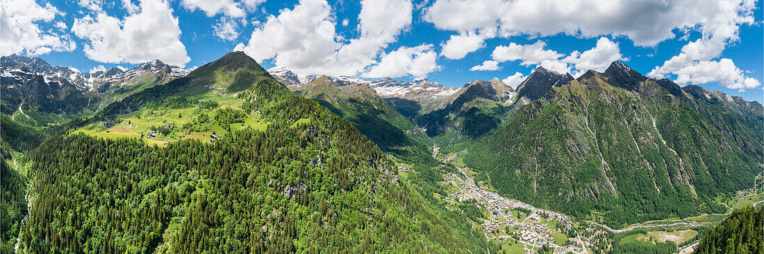 Panoramablick auf die Alpe Otro im Otro-Tal und Alagna (Valsesia, Provinz Vercelli, Piemont, Italien, Europa)