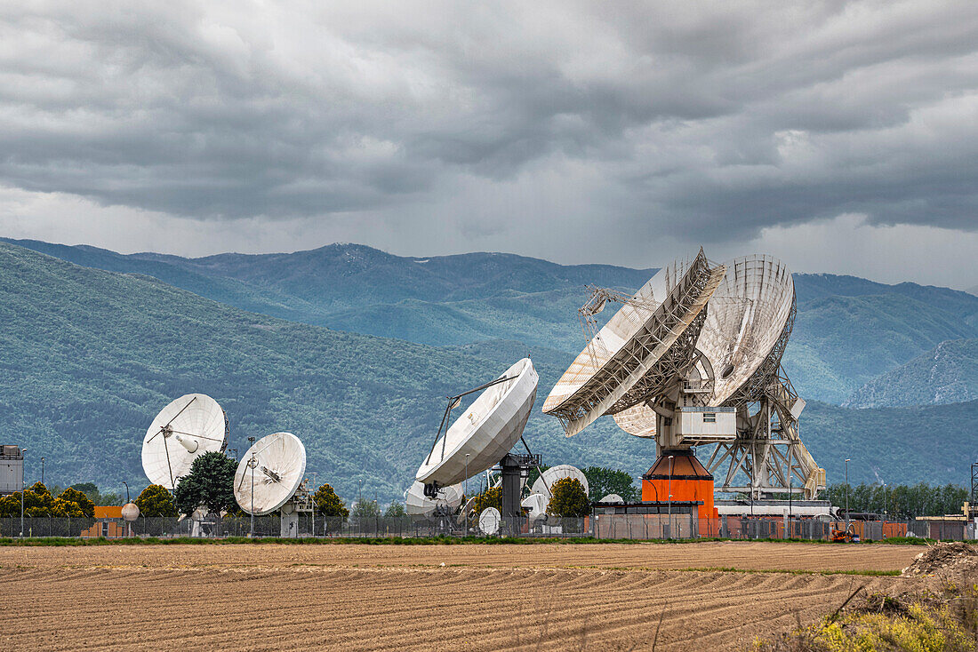 Telespazio-Raumfahrtzentrum in Fucino. Satellitenschüssel für die Satelliten in der Umlaufbahn und Telekommunikationsdienste. Abruzzen, Italien