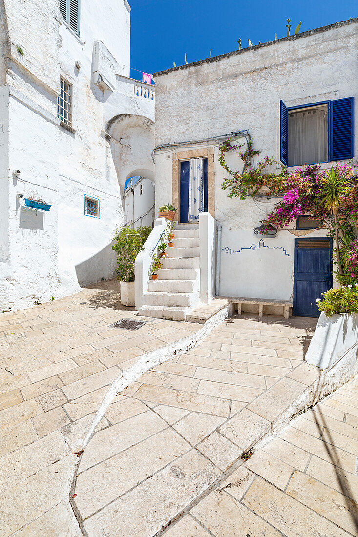 Ein kleiner Platz im weißen Dorf Ostuni (Provinz Brindisi, Salento, Apulien, Italien)