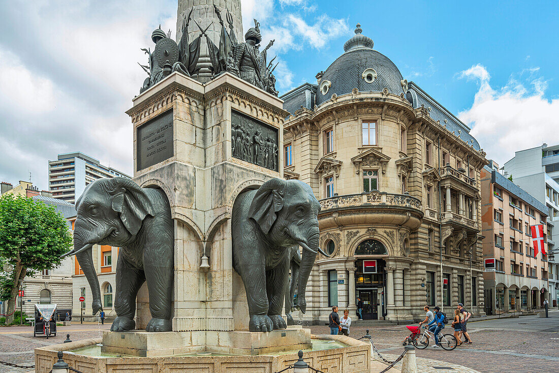 Brunnen der Elefanten, Gedenkbrunnen aus dem Jahr 1838, auf dem Platz der Elefanten in Chambery. Chambery, Region Auvergne-Rhône-Alpes, Frankreich