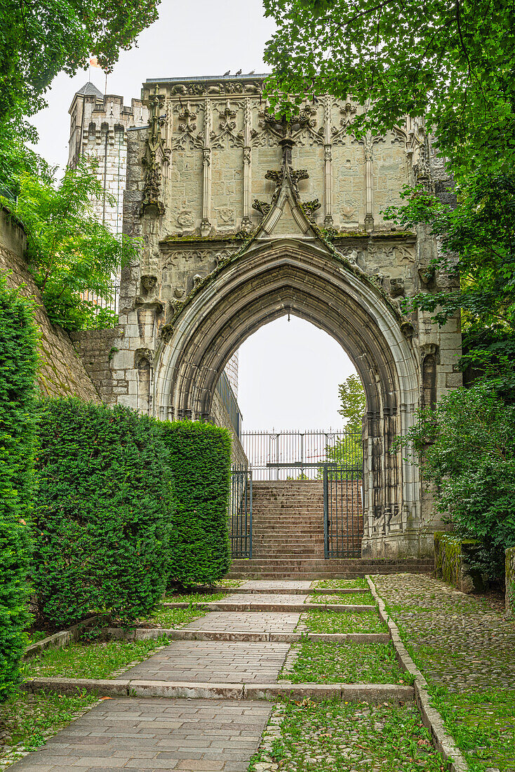 Eingangsbogen zu den Gärten des Schlosses von Chambery. Chambery, Departement Savoyen, Region Auvergne-Rhône-Alpes, Frankreich, Europa