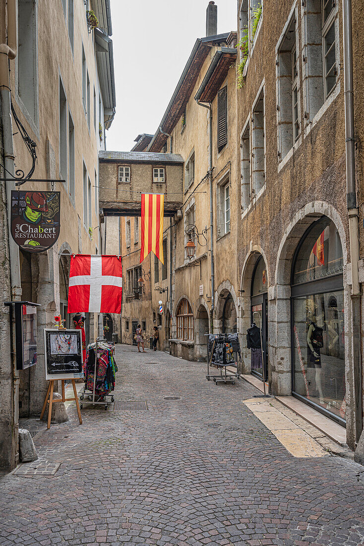 Im Zentrum der alten Stadt Chambèry mit ihren bunten Häusern und touristischen Aktivitäten. Chambery, Region Auvergne-Rhône-Alpes, Savoyen, Frankreich