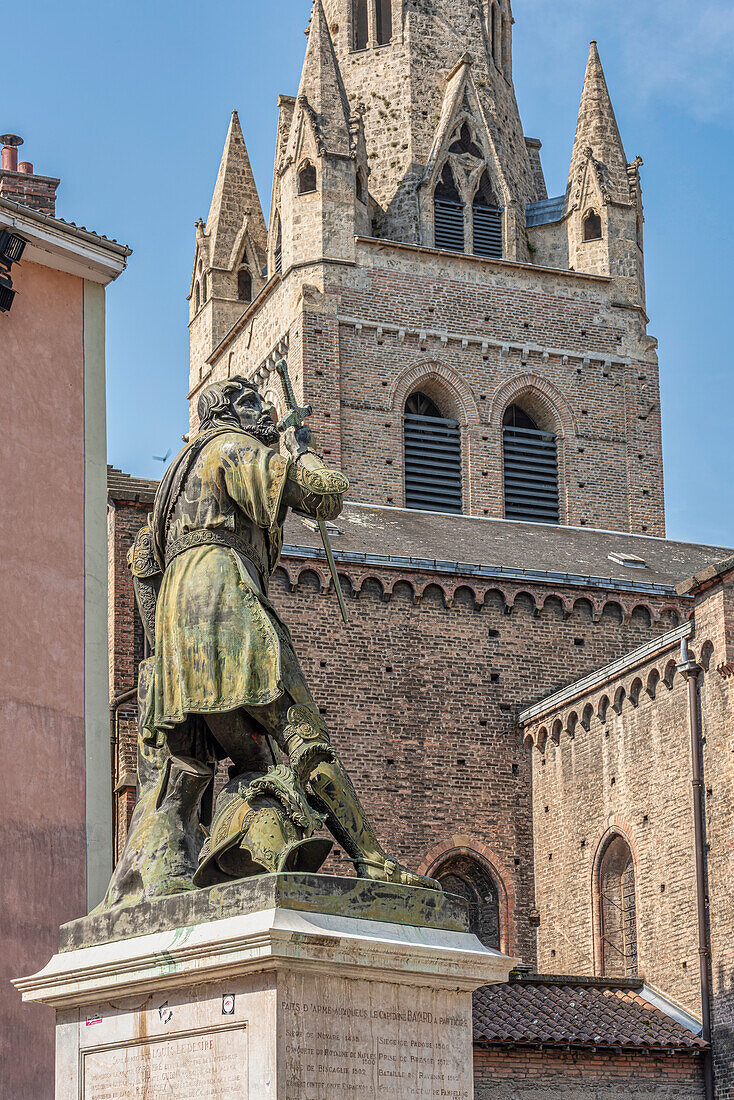 Die Statue des Ritters Bayard und hinter dem Glockenturm der Stiftskirche von Sant'Andrea. Grenoble, Region Auvergne-Rhône-Alpes, Departement Isère, Frankreich, Europa