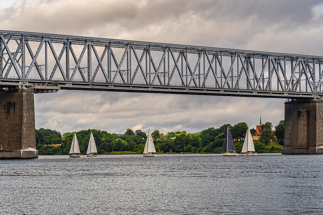 Segelboote überqueren die Straße des Kleinen Belts und fahren unter der Brücke über den Kleinen Belt hindurch. Dänemark, Europa