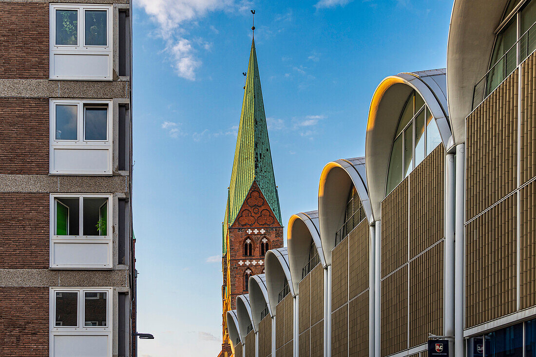 Moderne Gebäude unter den Türmen des Lübecker Doms. Lübeck, Land Schleswig-Holstein, Deutschland, Europa