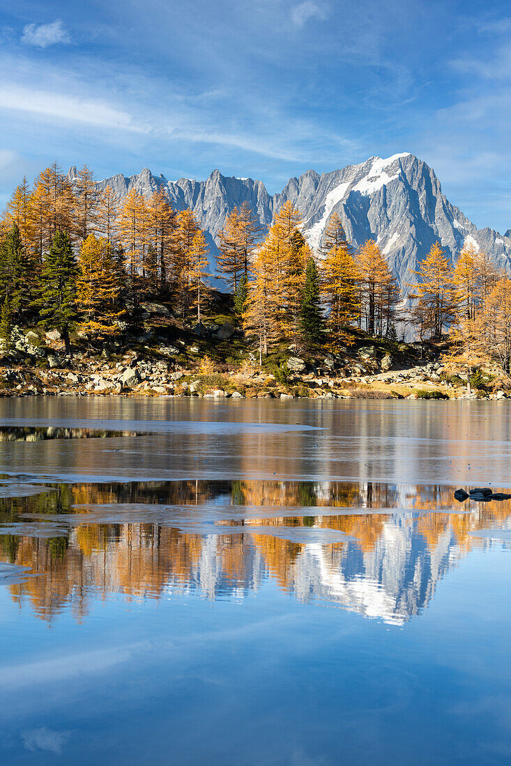Der Grandes Jorasses spiegelt sich im Herbst im zugefrorenen Arpy-See (Morgex, Provinz Aosta, Aostatal, Italien, Europa)