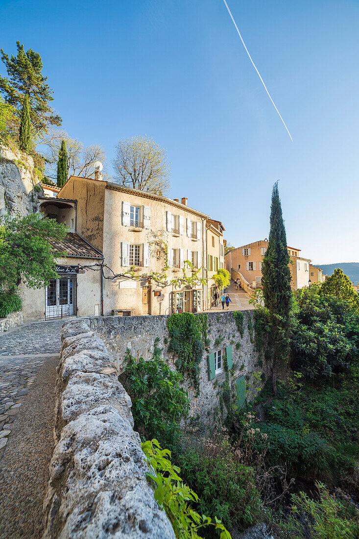 Das Dorf Moustiers-Sainte-Marie am westlichen Eingang der Verdon-Schlucht (Departement Alpes-de-Haute-Provence, Provence-Alpes-Côte d'Azur, Frankreich, Europa)