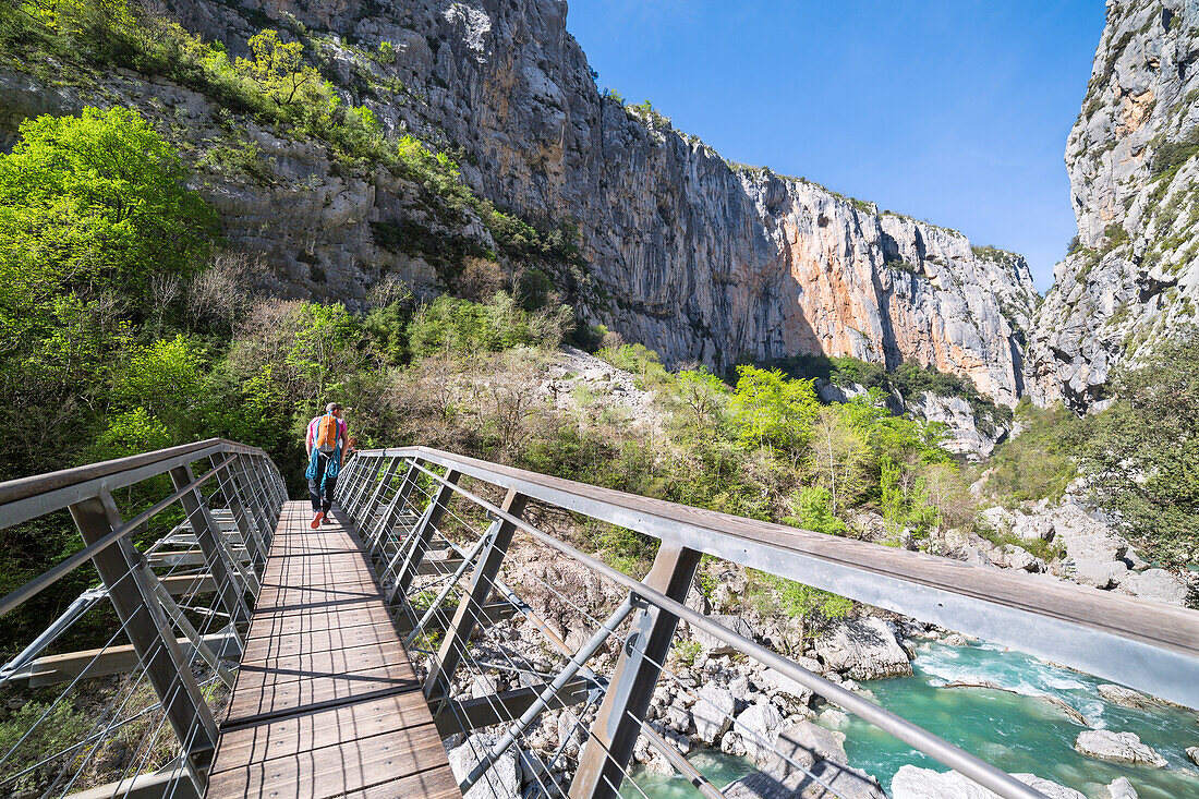 Ein männlicher Kletterer überquert den Fluss Verdon auf der Estellié-Brücke in der Verdon-Schlucht (Departement Var, Provence-Alpes-Côte d'Azur, Frankreich, Europa)