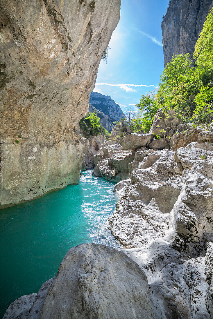 Die Imbut-Prüfung entlang des Flusses Verdon in der Verdon-Schlucht (Departement Var, Provence-Alpes-Côte d'Azur, Frankreich, Europa)