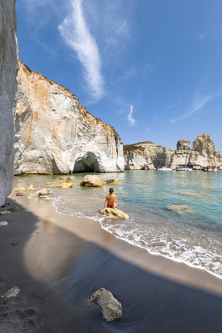 Mädchen entspannt sich am Strand von Kleftiko (Plaka, Insel Milos, Kykladeninseln, Griechenland, Europa) (MR)