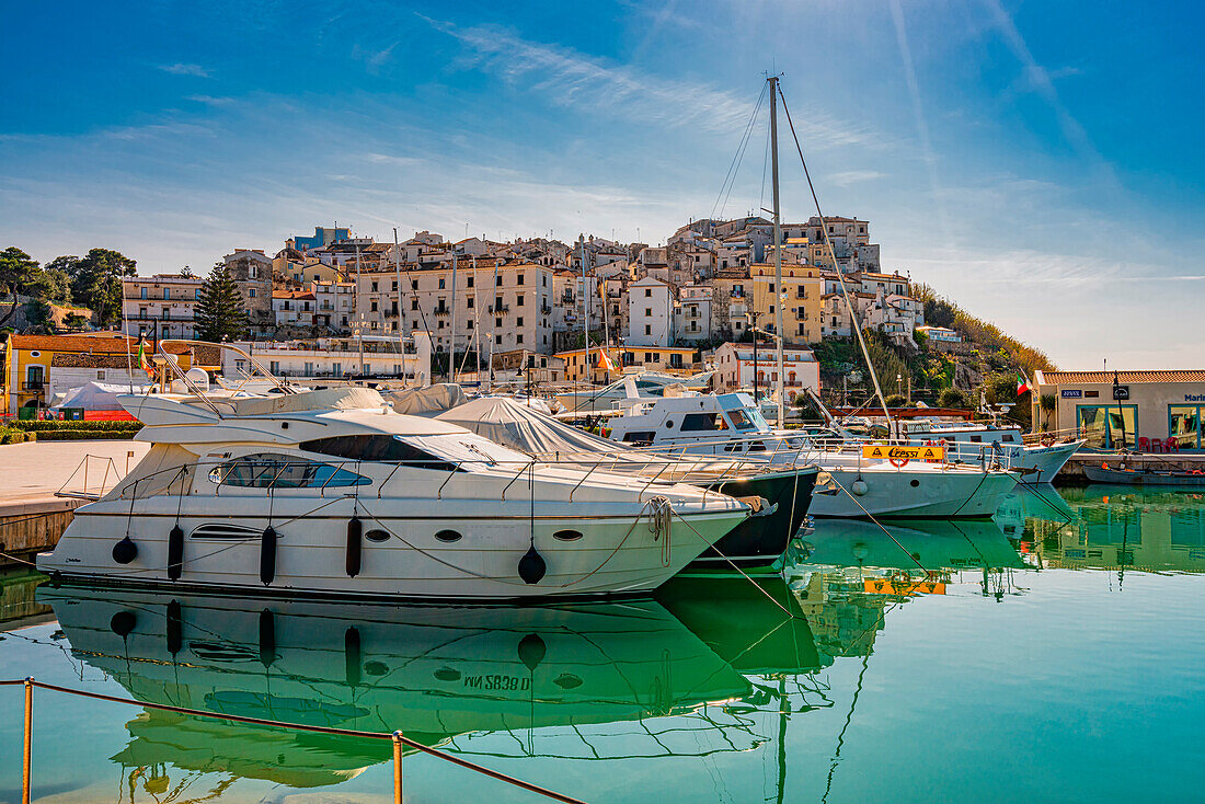 Im Hafen von Rodi Garganico vertäute Yachten und Segelboote, im Hintergrund die Stadt Rodi Garganico. Rodi Garganico, Provinz Foggia, Apulien, Italien