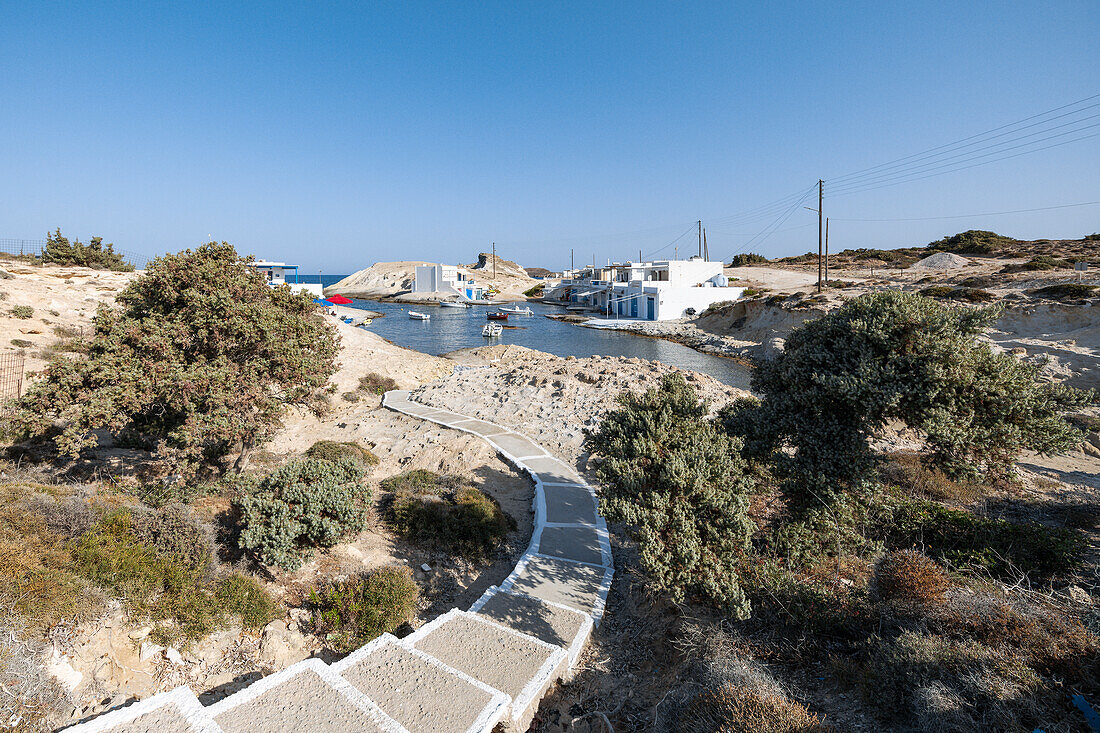 Das kleine Fischerdorf Agios Konstantinos (Plaka, Insel Milos, Kykladeninseln, Griechenland, Europa)