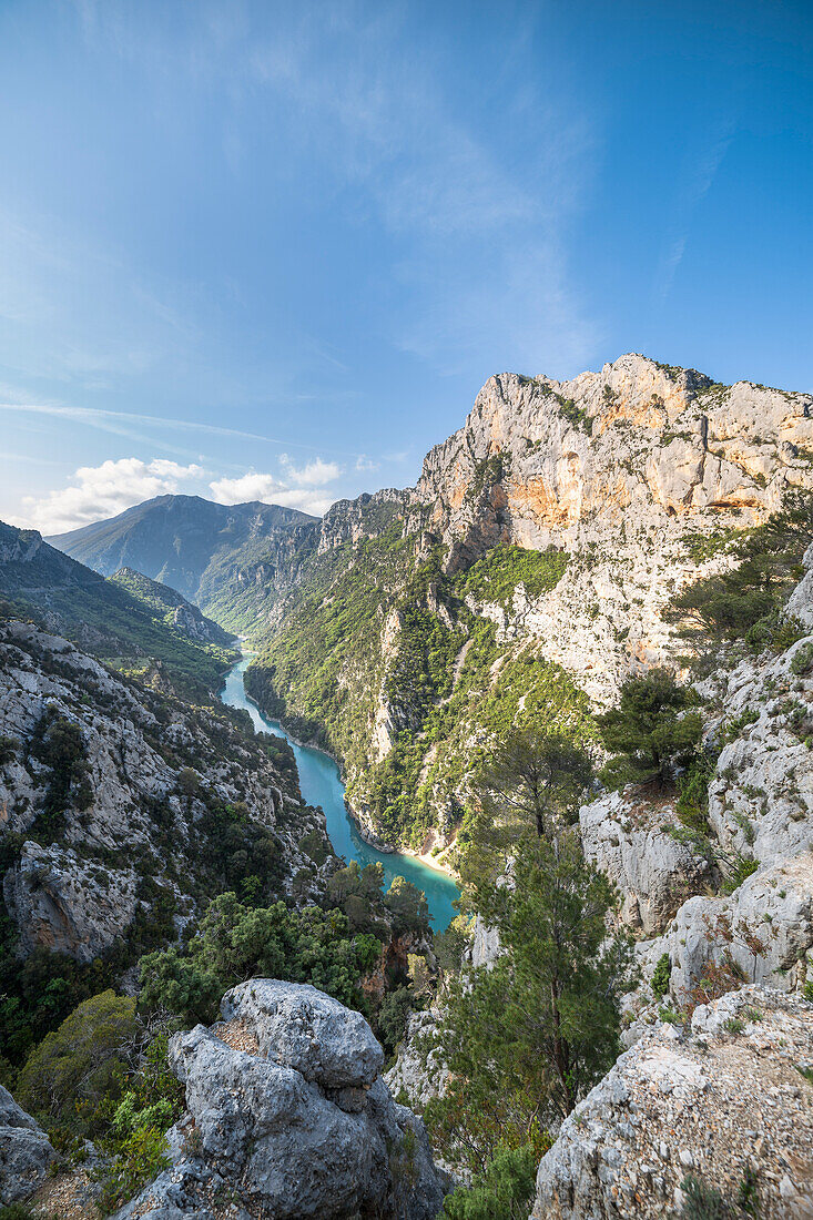 Der letzte Teil der Gorges du Verdon vom Belvedere du Galetas aus (Departement Var, Provence-Alpes-Côte d'Azur, Frankreich, Europa)