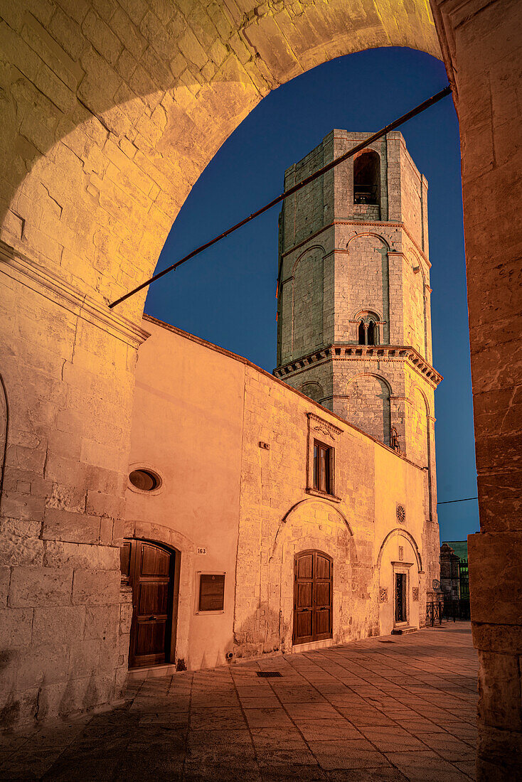Blick auf den Glockenturm von S. Michele Arcangelo vor dem Eingang zur Wallfahrtskirche. Monte Sant'Angelo, Apulien, Italien