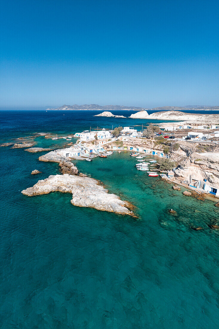 Luftaufnahme des kleinen Fischerdorfs Mandrakia und seines kleinen Hafens (Plaka, Insel Milos, Kykladeninseln, Griechenland, Europa)