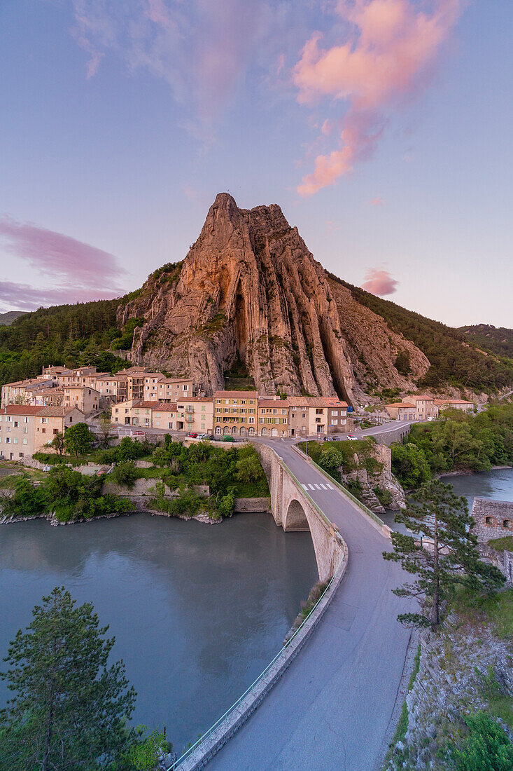 Der Rocher de la Baume in Sisteron mit der Straßenbrücke bei Sonnenuntergang. Sisteron, Durance-Tal, Provence, Frankreich, Europa.
