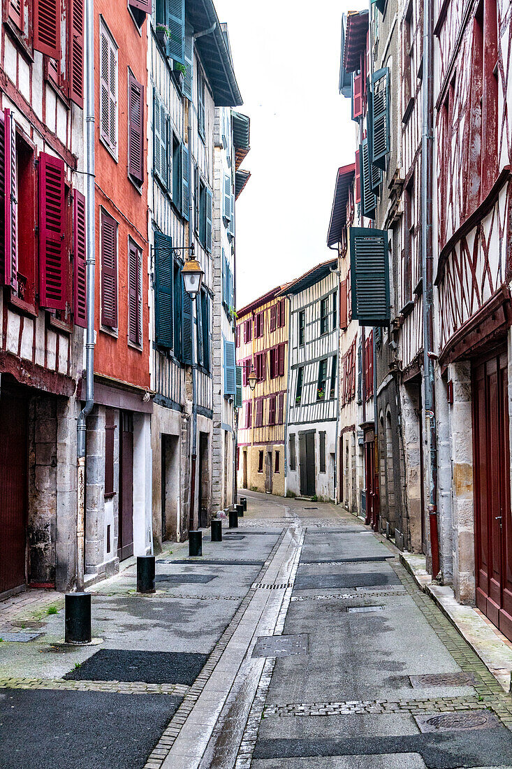 Eine typische Gasse von Bayonne im historischen Zentrum der Stadt. Bayonne, Nouvelle Aquitaine, Frankreich, Europa.