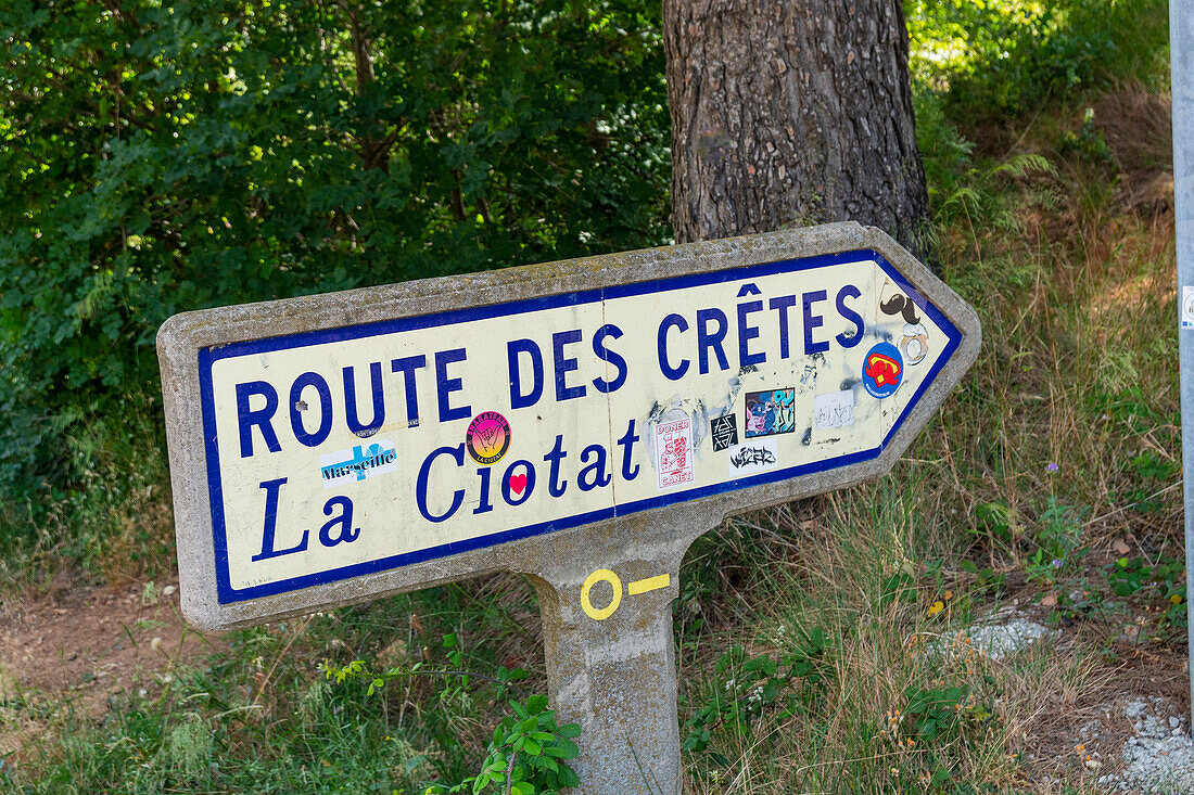 Das Straßenschild der Route des Cretes von Cassis nach La Ciotat in les Calanques. Cassis, les Calanques, Cote d'azur, Frankreich.