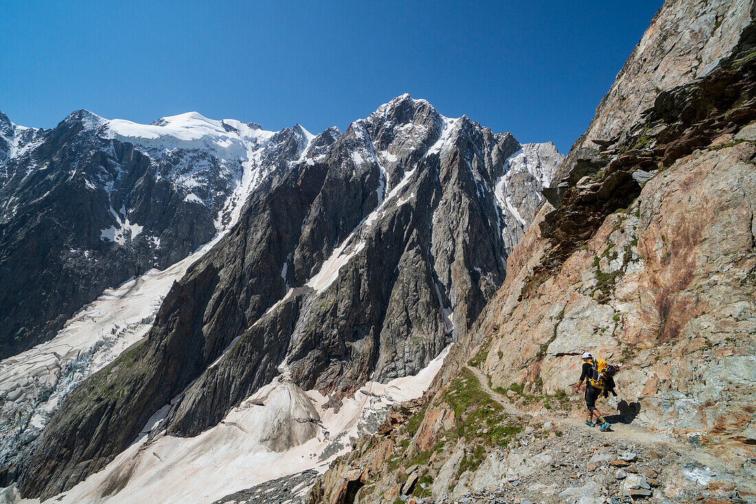 Alpinist entlang der normalen italienischen Route zum Mont Blanc. Gonnella-Hütte, Veny-Tal, Aosta-Tal, Italien, Europa.