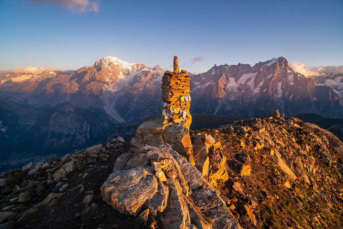 Die Mont-Blanc-Gruppe bei Sonnenaufgang von der Tete de Licony aus. Biwak Pascal, Morgex, Aosta-Tal, Alpen, Italien, Europa.