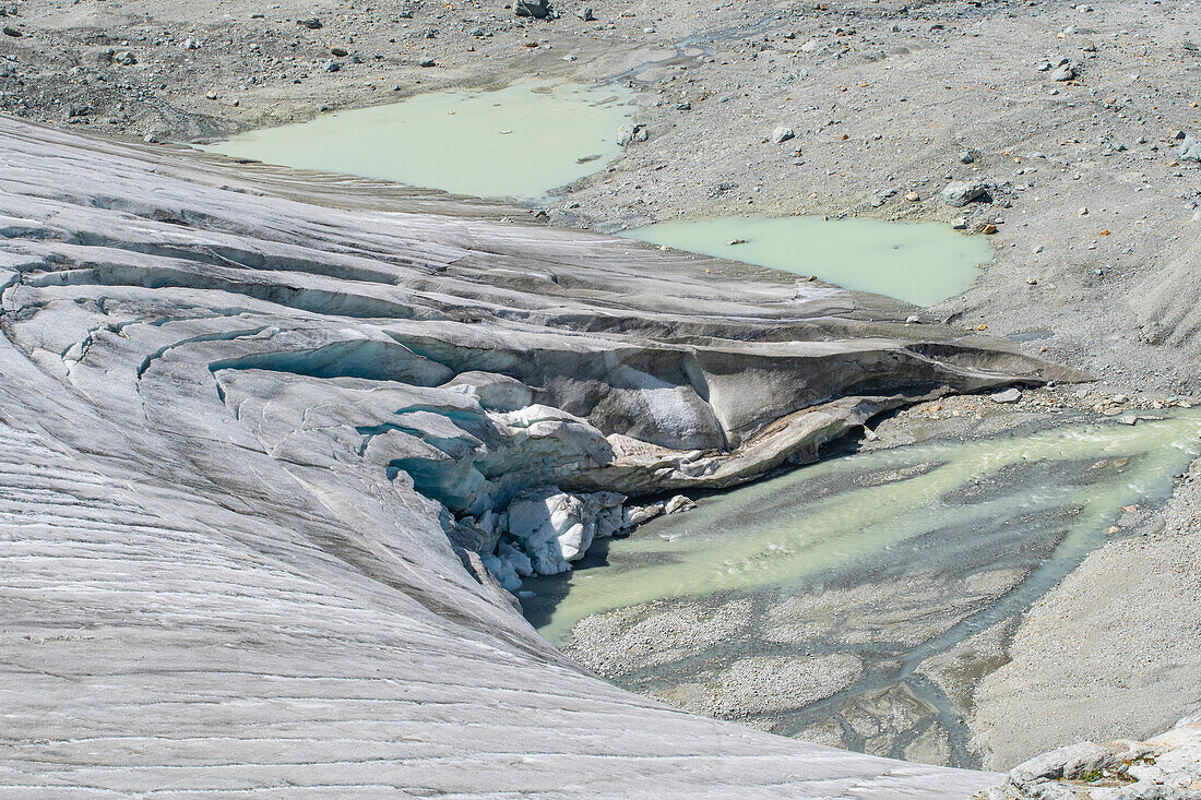 Der Rutor-Gletscher und der Gletschersee, der durch das Tauen des Gletschers entstanden ist. Routor-Gletscher, Deffeyes-Hütte, La Thuile, Aostatal, Italien, Alpen, Europa.