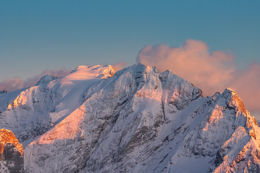 Marmoladaspitze bei Sonnenuntergang während der Wintersaison vom Col Rodela, Sellajoch, Fassatal, Trentino, Italien.