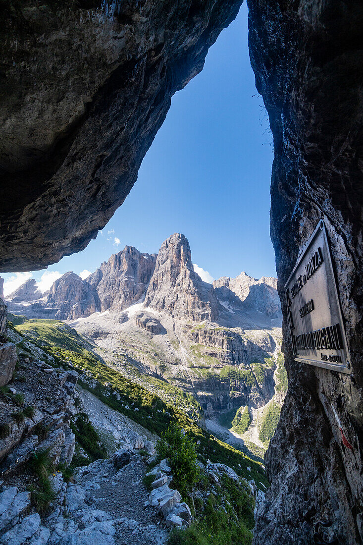 Der Gipfel des Tosa im Sommer vom Weg zum Rifugio Pedrotti in Madonna di Campiglio, Trentino, Italien.