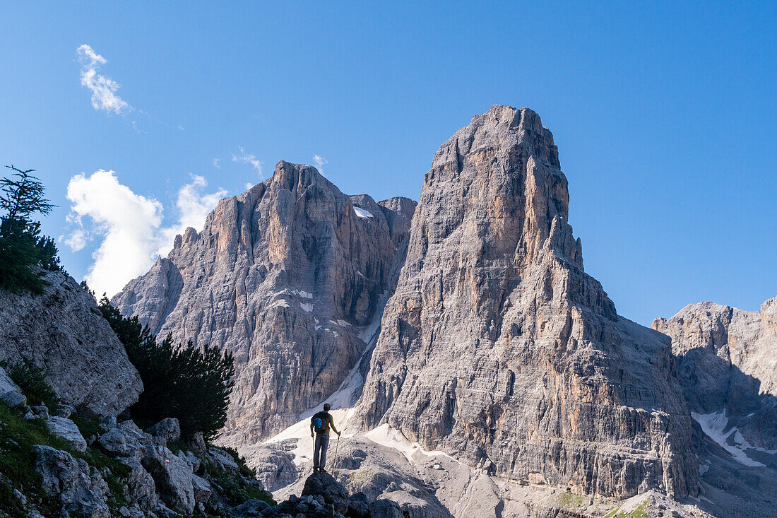 Ein Wanderer in der Silhouette bewundert den Tosa-Gipfel entlang des Weges zum Rifugio Pedrotti von Madonna di Campiglio, Trentino, Italien.