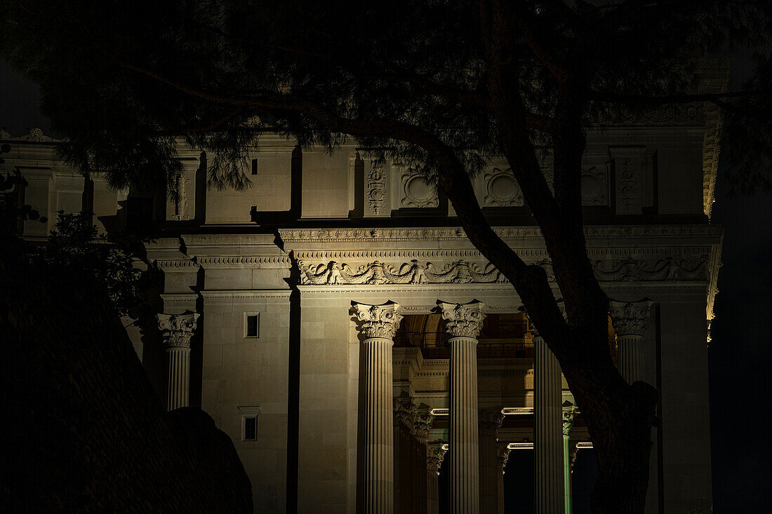 Nocturne am Altar des Vaterlandes, Detail der Säulen mit Blick auf die Kaiserforen. Rom, Latium, Italien, Europa