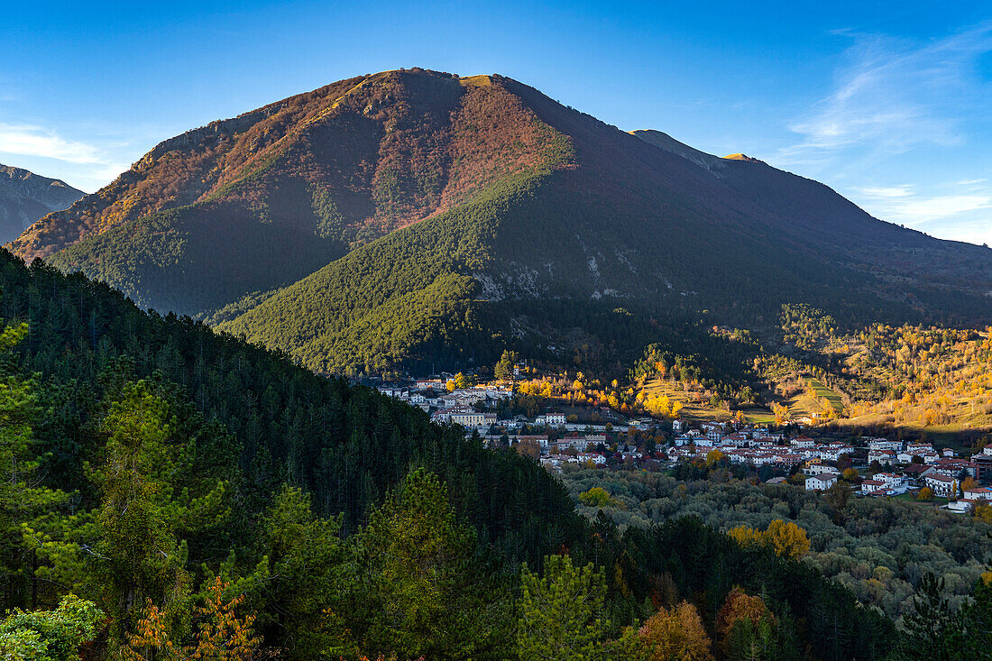 Der Berg Marsicano überragt das Dorf Villetta Barrea im Nationalpark Abruzzen, Latium und Molise. Abruzzen, Italien, Europa