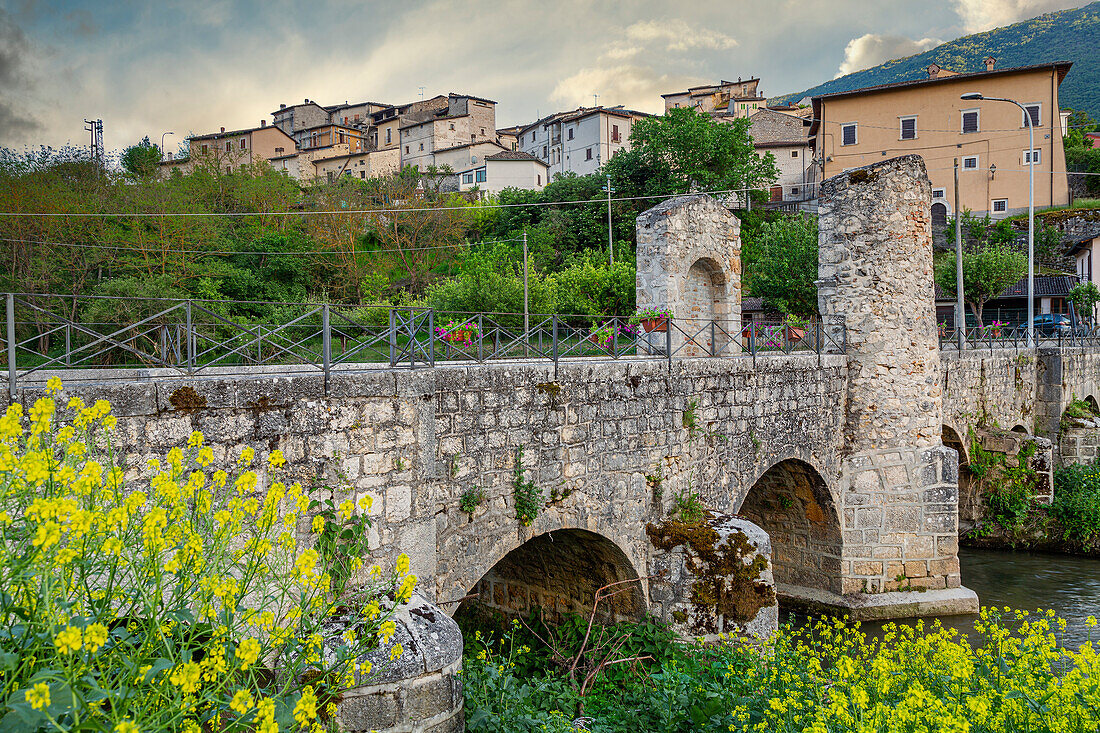 Die römische Brücke von Campana, die erste über den Fluss Aterno. Abruzzen, Italien, Europa