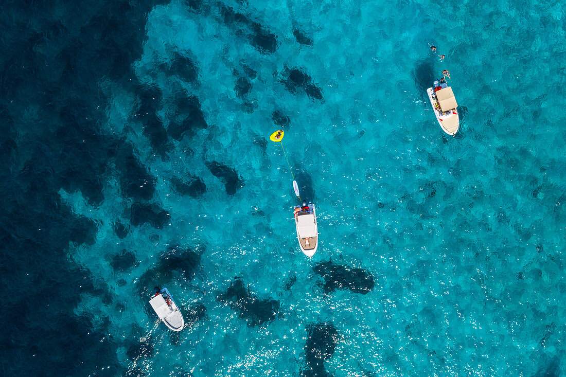 Segelboote vor Anker auf den Lerins-Inseln (Iles de Lerins), Cannes, Grasse, Departement Alpes-Maritimes, Region Provence-Alpes-Cote d'Azur, Frankreich, Europa