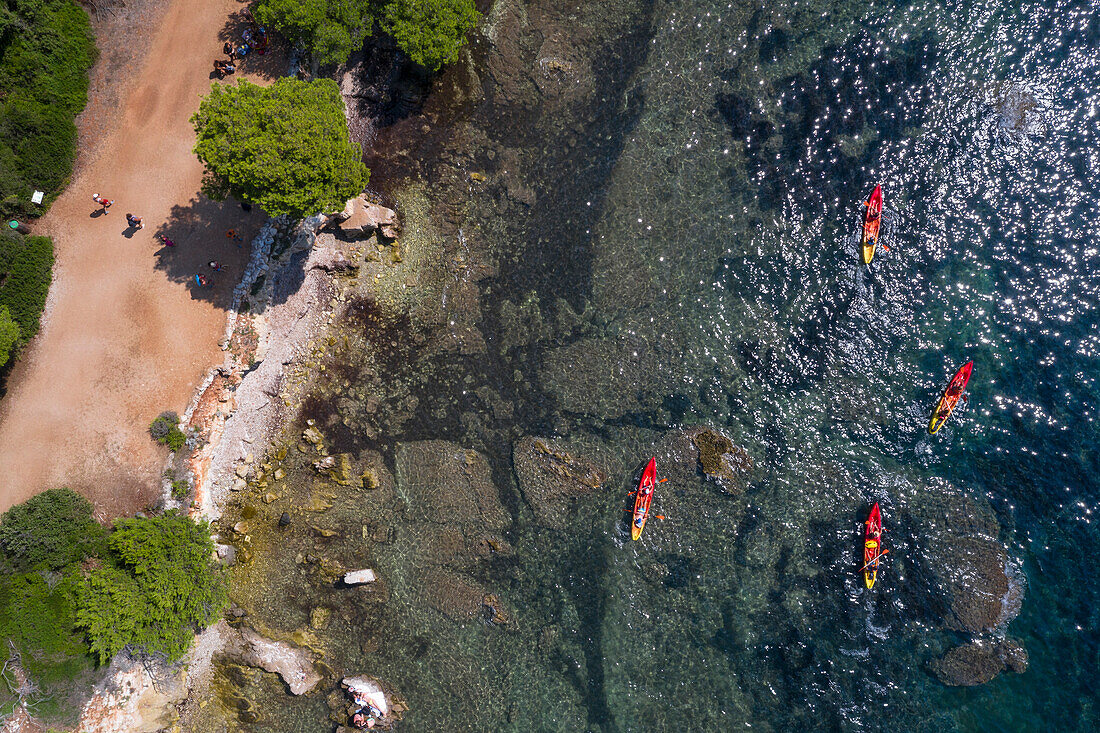 Kajakfahren bei den Lerins-Inseln (Iles de Lerins), Cannes, Grasse, Departement Alpes-Maritimes, Region Provence-Alpes-Cote d'Azur, Frankreich, Europa