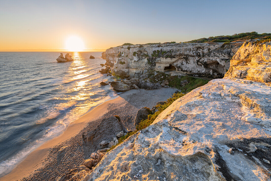 Die Stapel von Le due Sorelle (Zwei Schwestern) vor dem Strand von Torre dell'Orso (Torre dell'Orso, Melendugno, Provinz Lecce, Salento, Apulien, Italien)