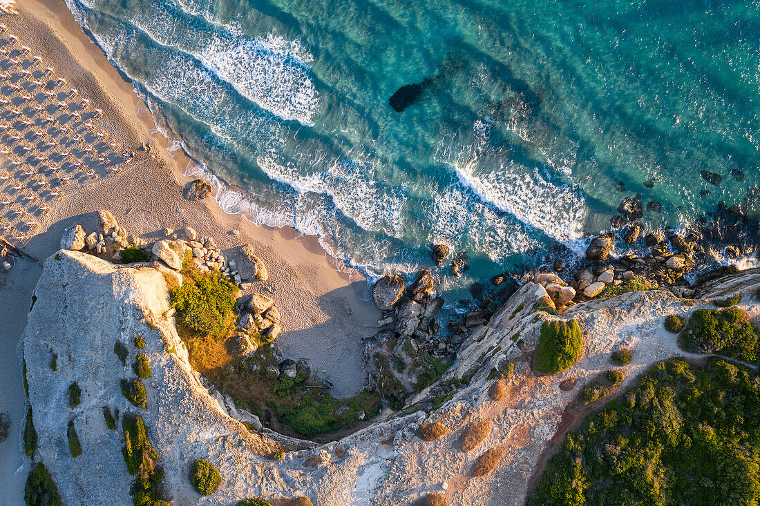 Luftaufnahme des Strandes von Torre dell'Orso (Torre dell'Orso, Melendugno, Provinz Lecce, Salento, Apulien, Italien)