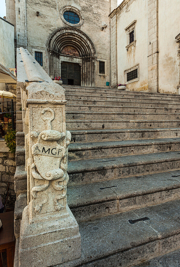 Steintreppe am Eingang der Basilika Santa Maria del Colle in Pescocostanzo. Pescocostanzo, Provinz von L'Aquila, Abruzzen, Italien, Europa